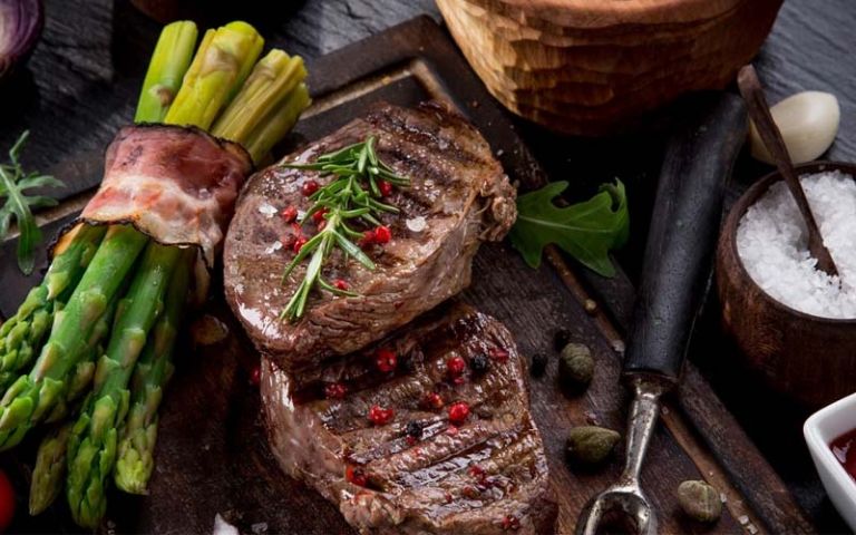 Món bò bít tết đòi hỏi bạn phải biết cách điều chỉnh nhiệt lượng và ướp vừa phải để không mất đi độ mềm, ngọt vốn có của thịt