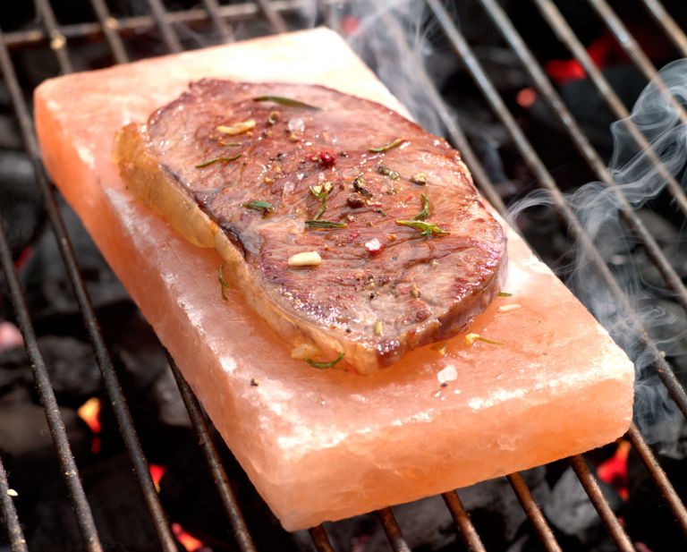 Bò nướng đá muối - món ăn mới nổi trong thời gian gần đây