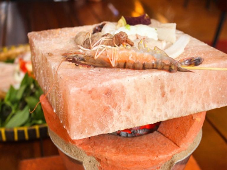 Hiện nay không phải bất cứ ai cũng biết cách sử dụng đá muối nướng như thế nào đẻ thực phẩm được thơm ngon và bổ dưỡng nhất 