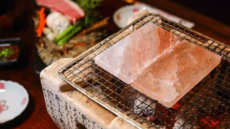 Đá muối nướng hiện được thiết kế thành hình vuông hoặc hình tròn và có nhiều kích thước cũng như độ dày khác nhau