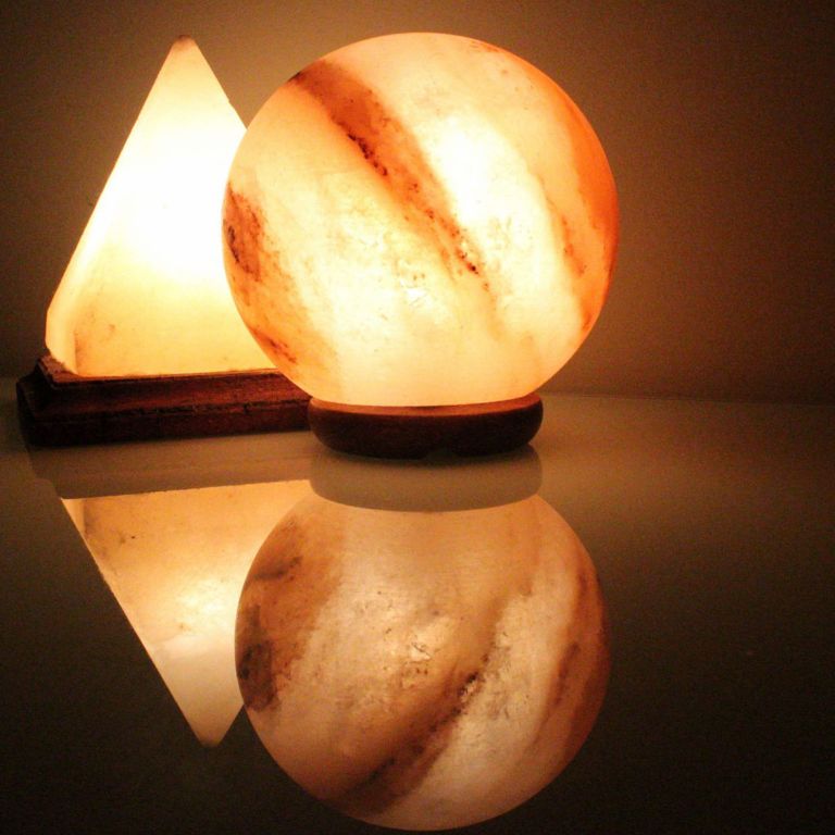 Đèn đá muối hiện nay đã được chế tác thành nhiều kiểu dáng và kích thước khác nhau để sản phẩm vừa có tính thẩm mỹ mà vừa đem đến hiệu quả về sức khỏe cho người tiêu dùng