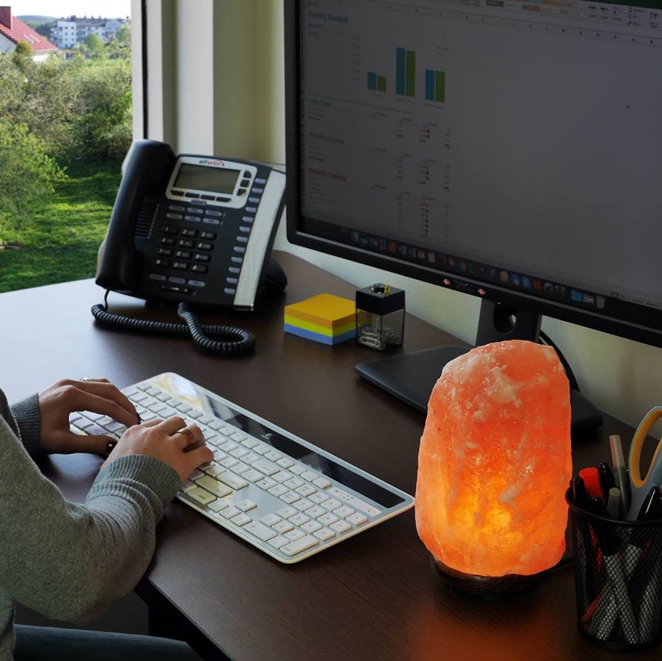 Hãy để đèn đá muối chế tác tại những vị trí tiếp xúc nhiều với thiết bị điện tử hay khu vực bị ô nhiễm trong phòng để giúp điều hòa lại không gian sống của bạn