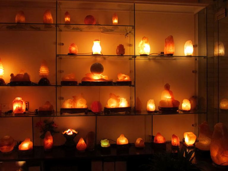 Công dụng của đèn đá muối chế tác là gì mà được nhiều người yêu thích đến thế?