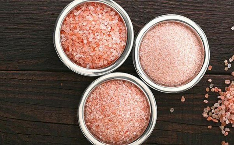Đá muối là nguyên liệu thiên nhiên cực an toàn cho da