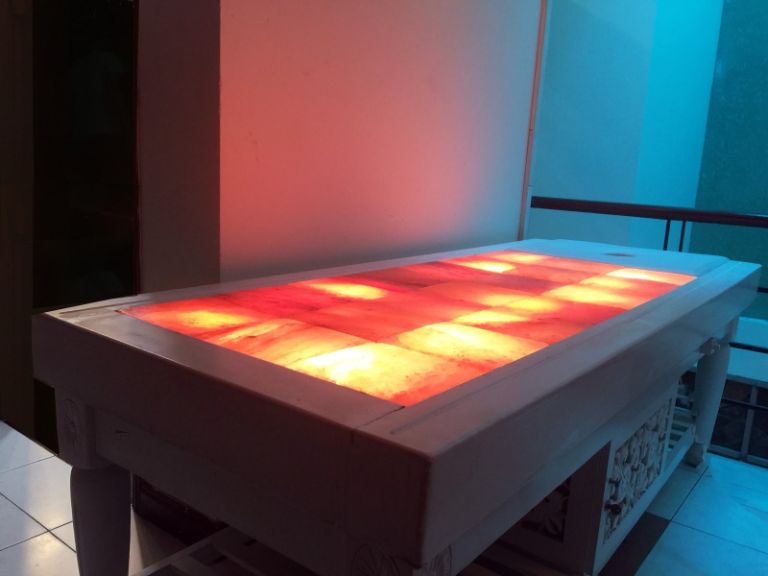 Giường đá muối Himalaya vốn chỉ xuất hiện tại các spa, nhưng hiện nay chúng cũng dần xuất hiện dày đặc tại các gia đình vùng thành thị