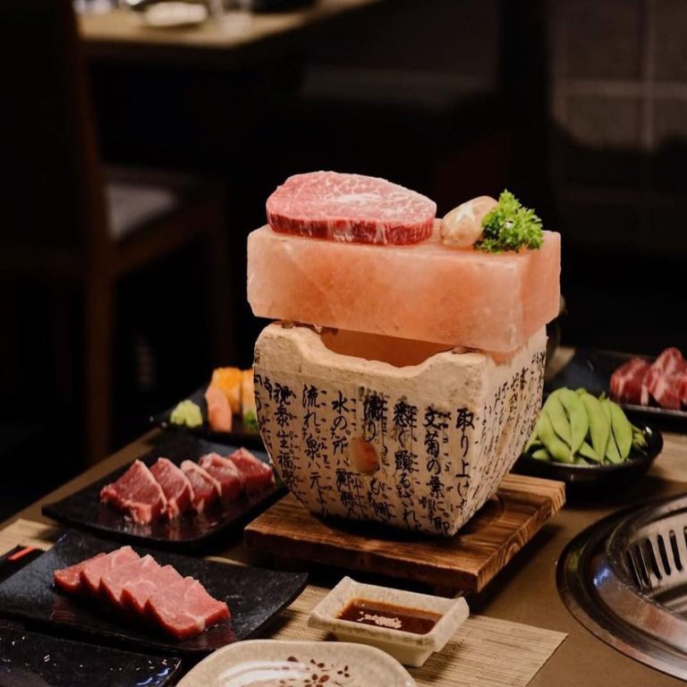 Vỉ đá muối có thể sử dụng để nướng BBQ hoặc làm vật dụng để giữ nhiệt cho nhiều loại món ăn