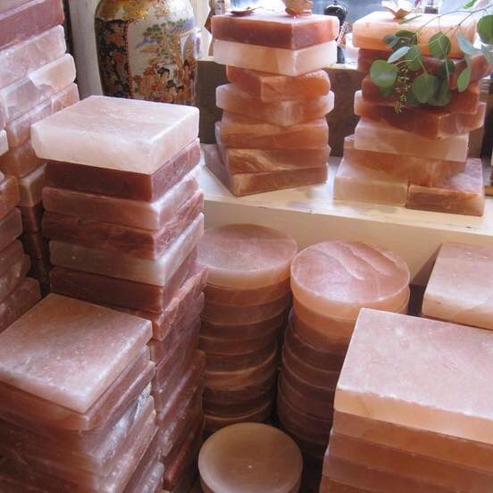 Đá muối nướng thường được chết ác thành những phiến đá có hình vuông hoặc hình tròn  để người dùng dễ dàng vệ sinh và sử dụng