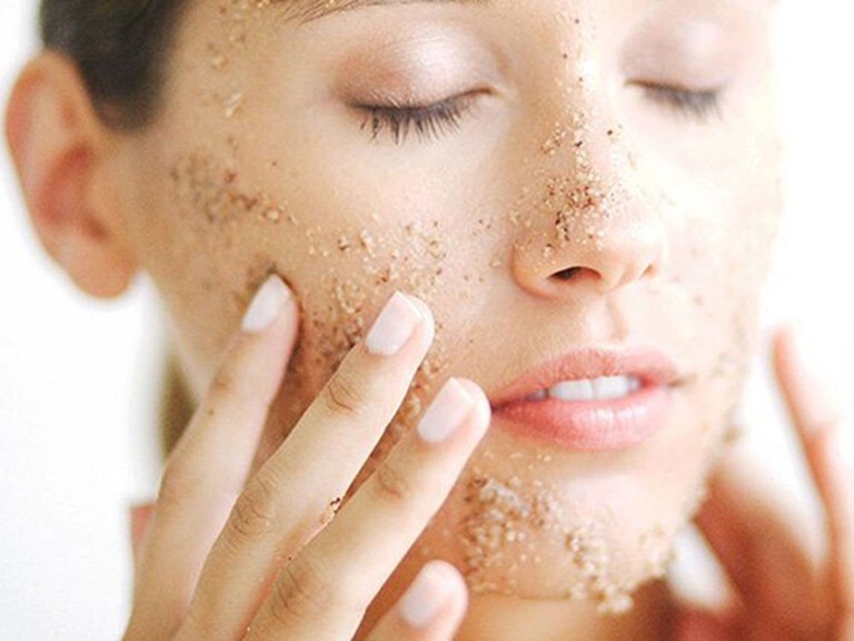Đắp mặt với đá muối hoặc tắm với nước đá muối pha loãng có thể đào thải độc tố trên da hiệu quả