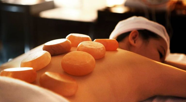 Đá muối massage được chế tác thành nhiều hình dạng khác nhau để bạn dễ dàng sử dụng để chăm sóc cơ thể