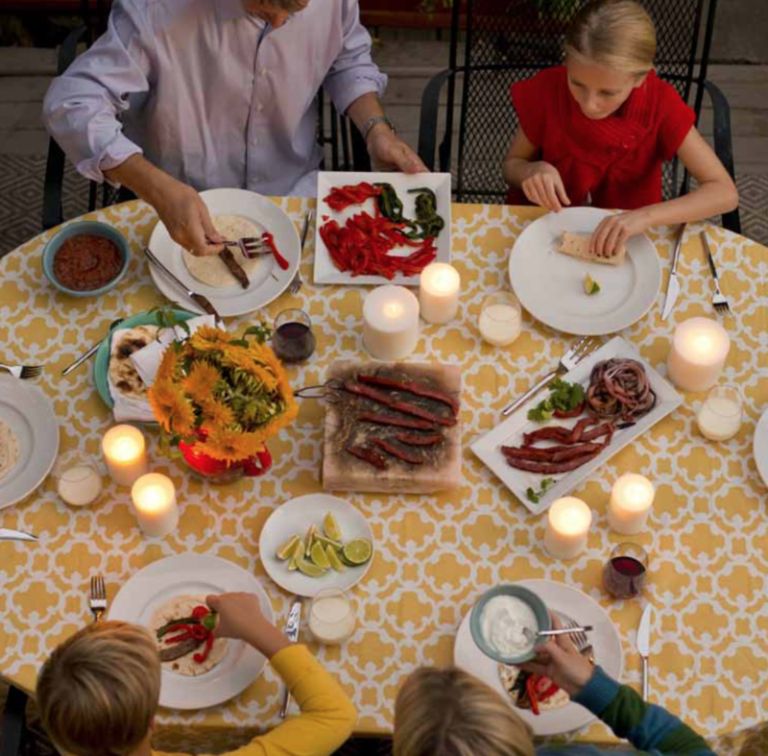 Không chỉ tại Việt Nam mà trên quốc tế, đá muối đã trở thành vật dụng chế biến món ăn quen thuộc