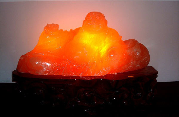 Đèn đá muối phong thủy Di Lặc nằm