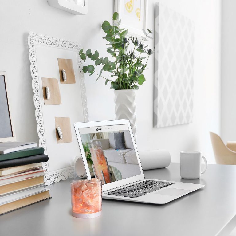 Đèn đá muối chế tác thường được đặt ở những khu vực làm việc hoặc nghỉ ngơi thư giãn