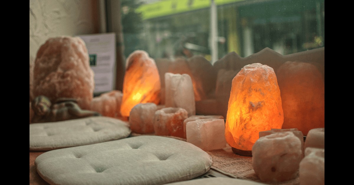 Đèn đá muối chế tác được làm từ đá muối Himalaya sẽ đem đến nhiều công dụng tuyệt vời cho bạn