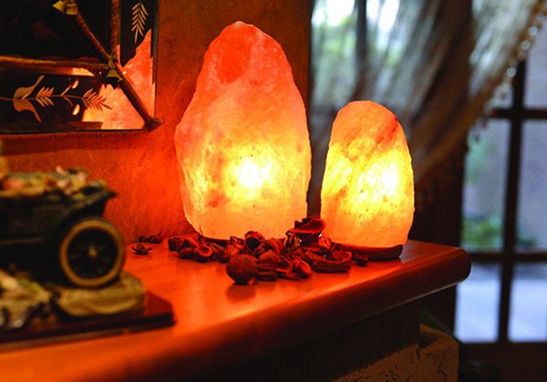 Đặt đèn đá muối trong phòng sẽ giúp bạn có giấc ngủ sâu hơn
