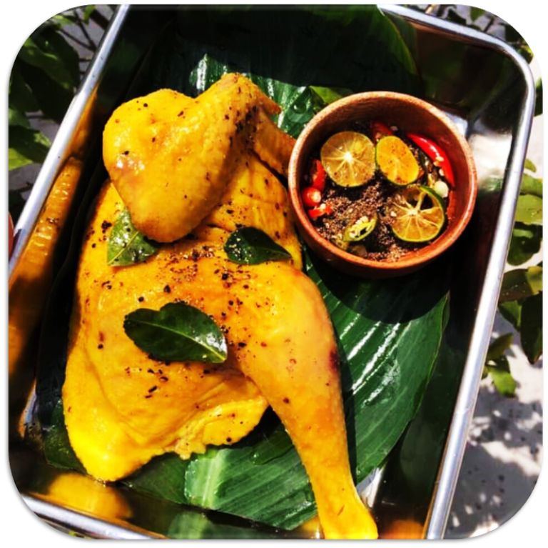 Gà ủ muối sau khi hoàn thành sẽ có màu vàng ươm đẹp mắt, chấm cùng muối Himalaya thì không còn gì tuyệt hơn