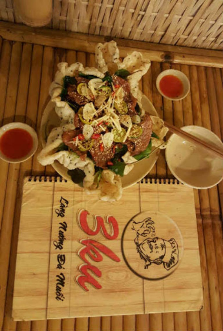 Gỏi bò bánh đa được trang trí hết sức đẹp mắt tại Làng nướng 3Ku