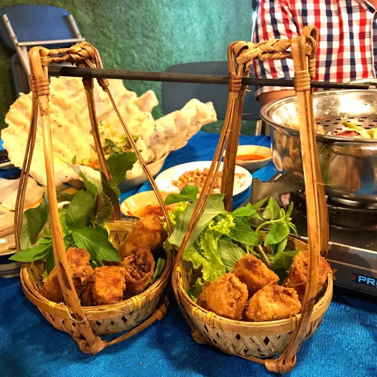 Món chả giò gánh tại Làng nướng đá muối 3Ku - thơm ngon đúng vị người Nam Bộ