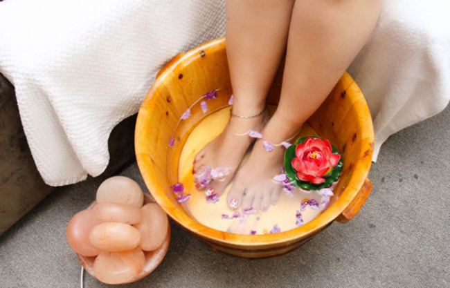 Lợi ích không ngờ của đá muối ngâm chân đối với sức khỏe con người Loi ich khong ngo cua da muoi ngam chan doi voi suc khoe con nguoi