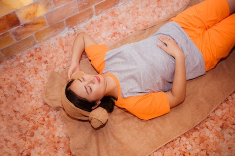 Massage body đá muối là một trong những dịch vụ làm đẹp được nhiều người yêu thích hiện nay