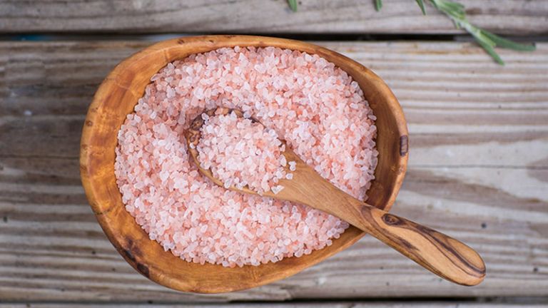 Để bổ sung thêm nhiều loại khoáng chất cần thiết cho sức khỏe của bé, bạn có thể sử dụng muối hồng để thay thế cho các loại muối ăn thông thường.