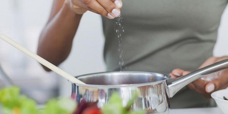 Không nên nêm nến gia vị một cách ngẫu nhiên, thay vào đó hãy sửa dụng vật dụng để đong đến như: thìa, cân tiểu ly,...