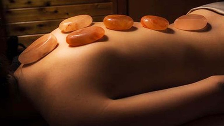 Viên đá muối massage cũng là một trong số những lựa chọn thay thế hoàn hảo cho việc chườm nóng bằng đá muối hạt 