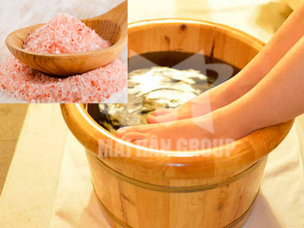 Ngâm chân nước nóng với muối ngâm chân Himalaya