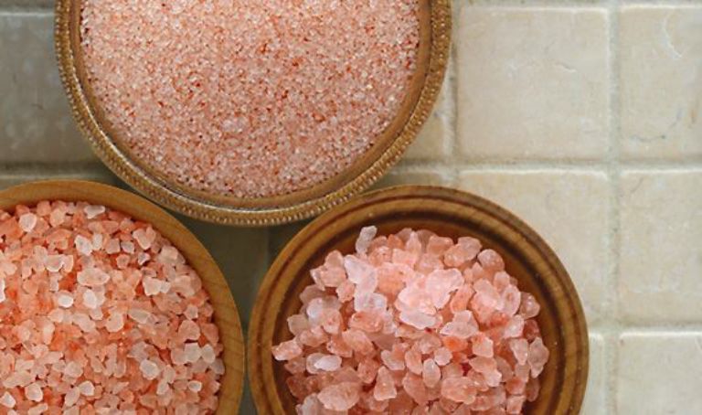 Muối hồng được sản xuất theo dạng hạt mịn, dạng viên, bạn nên lựa chọn sản phẩm phù hợp với nhu cầu sử dụng 