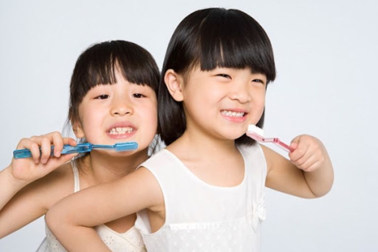 Sử dụng các sản phẩm kem đánh răng muối hồng có thể sử dụng an toàn cho mọi đối tượng
