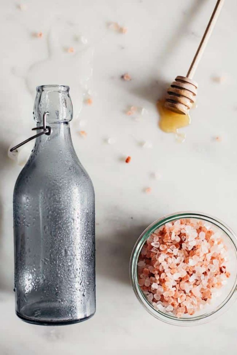 Bạn có thể sử dụng thêm một chút mật ong để giúp chai nước bù điện giải có thêm hương vị ngon ngọt hơn