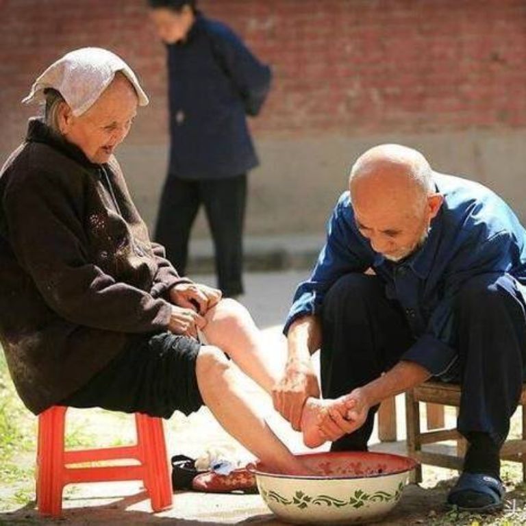 Dưới gan bàn chân của con người có rất nhiều huyệt đạo quan trọng, nếu bạn biết cách kết hợp ngâm chân với muối Himalaya cùng thao tác ấn huyệt sẽ có thể hỗ trợ điều trị bệnh lý