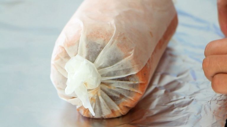 Cuộn thật chặt tay để trong lúc hấp thịt không bị bung và rời rạc