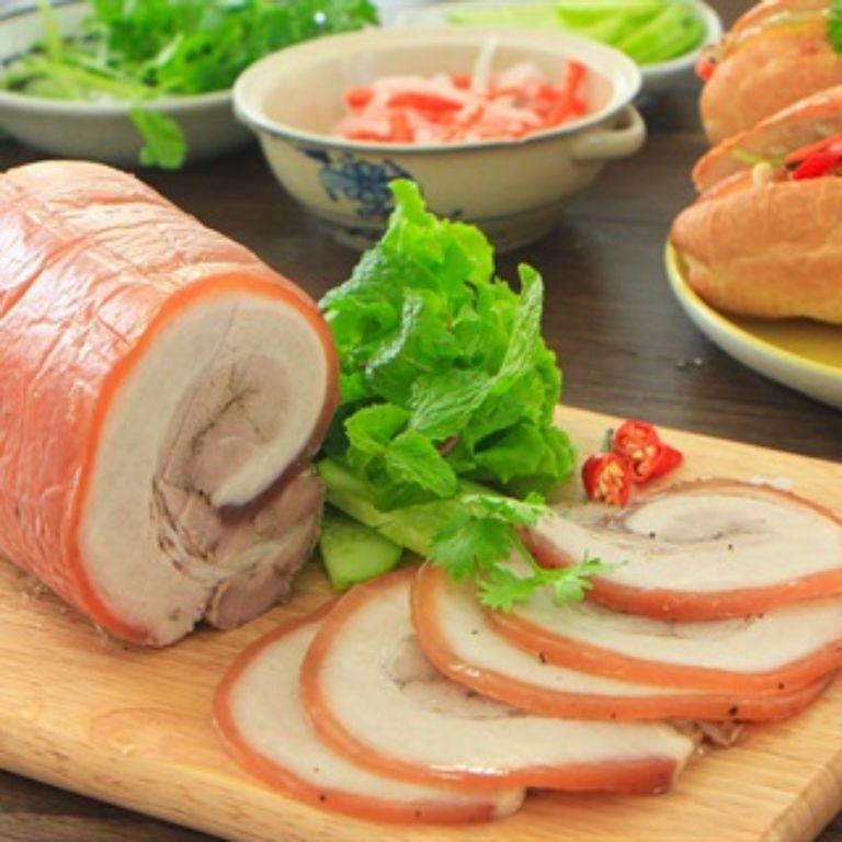 Làm Jambon tại nhà khá đơn giản và không hề cầu kỳ về nguồn nguyên liệu.