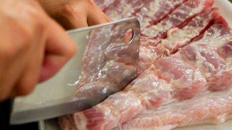 Khứa lên bề mặt miếng thịt để giúp chúng ngấm đều gia vị hơn.