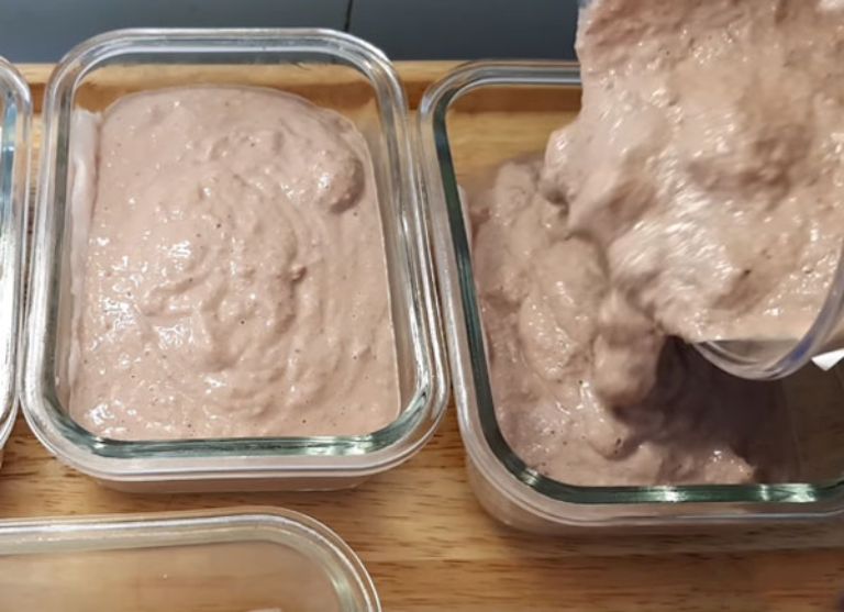 Đổ hỗn hợp đã xay vào một tô tủy tinh hoặc tô sứ để hấp (không nền sử dụng tô nhựa bạn nhé!) 