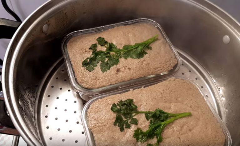 Và đây là thành quả, nếu bạn muốn món pate có màu hồng thì hãy điều chỉnh lại lượng gan trong nguyên liệu nhé!