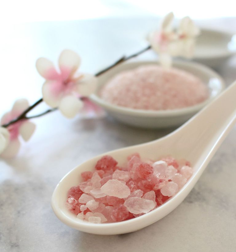 Sử dụng muối hồng tẩy da chết là bí quyết làm đẹp của hàng triệu chị em phụ nữ trên toàn cầu