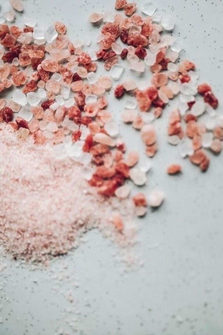 Muối hồng có hình dáng viên nhỏ hoặc hạt mịn, với việc làm đẹp như: dắp mặt, tẩy da chết,... bạn nên lựa chọn hạt mịn. Còn với việc xông hơi thì bạn có thể lựa chọn một trong hai loại đều được.