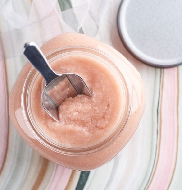 Sữa tươi và muối hồng là cặp đôi giúp bạn dưỡng trắng và làm sạch sâu cho làn da