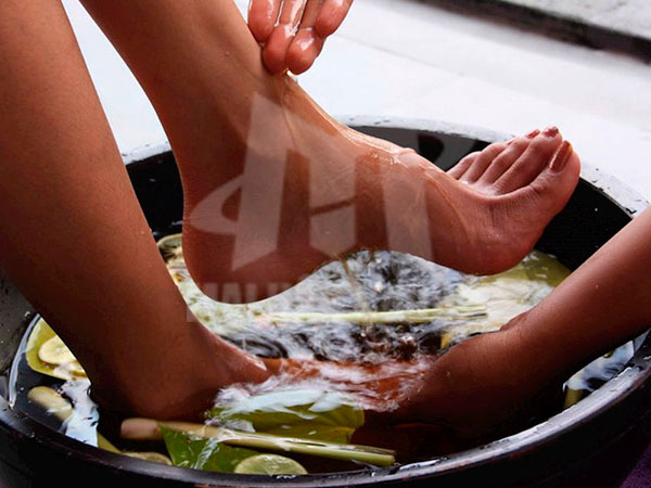 Ngâm chân nước nóng với sả
