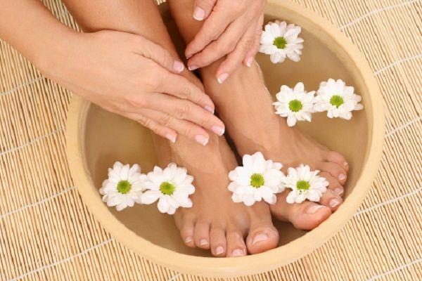 Ngâm chân với muối đá Himalaya có tác dụng như thế nào ngam chan voi da muoi himalaya co tac dung nhu the nao