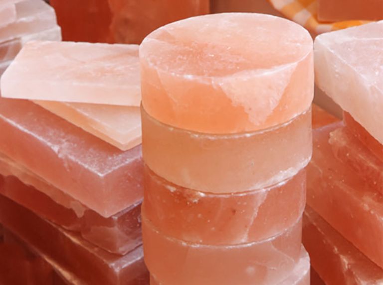 Đá muối nướng tự nhiên sẽ có màu hồng nhạt  hoặc màu trắng đục, khi mang ra ngoài ánh nắng mặt trời sẽ có những ánh sáng lấp lánh trên bề mặt rất bắt mắt