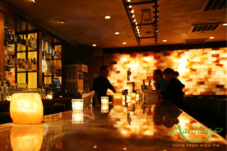 Quầy bar được thiết kế tinh xảo với đá muối