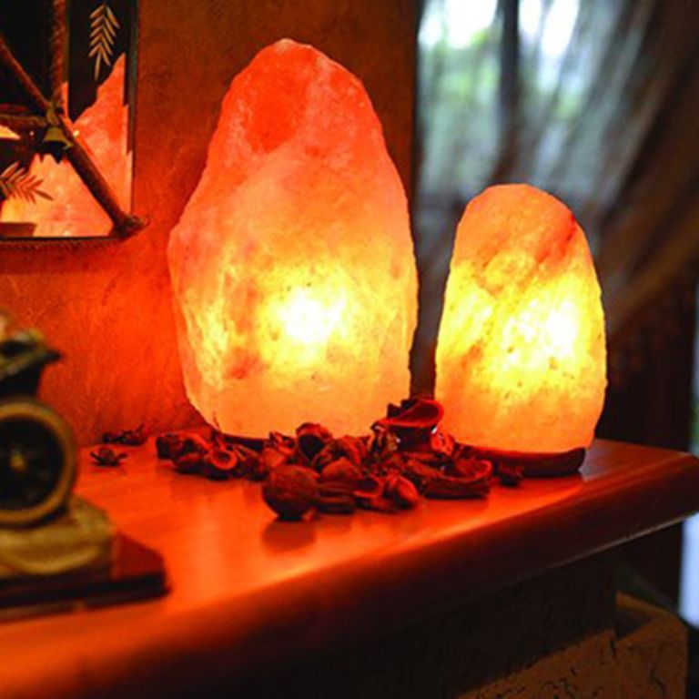 Sử dụng đèn đá muối thường xuyên sẽ giúp bạn điều hòa tốt không khí trong phòng và giảm thiểu các bệnh lý về đường hô hấp