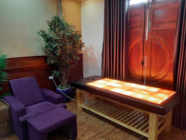 Sử dụng giường đá muối tại nhà sẽ giúp bạn tiết kiệm được rất nhiều chi phí và thời gian