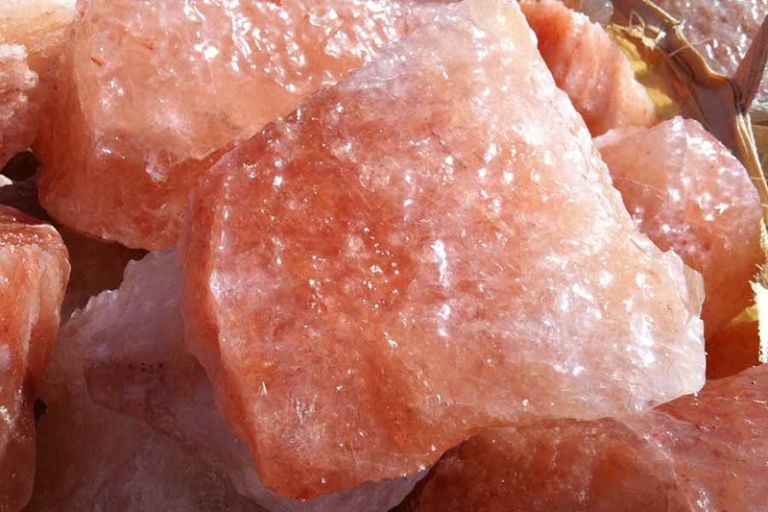 Đá muối Himalaya thiên nhiên thường sẽ có màu hồng hoặc trắng đục, khi đưa ra ánh sáng mặt trời sẽ phát ra những ánh sáng lấp lánh nhìn rất đẹp