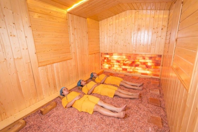 Xông hơi đá muối Hàn Quốc sẽ là sự lựa chọn xứng đáng mà bất cứ ai cũng nên trải nghiệm 1 lần trong đời
