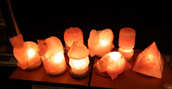 Đèn đá muối Himalaya được chế tác với nhiều hình thù khác nhau den da muoi che tac hinh 2