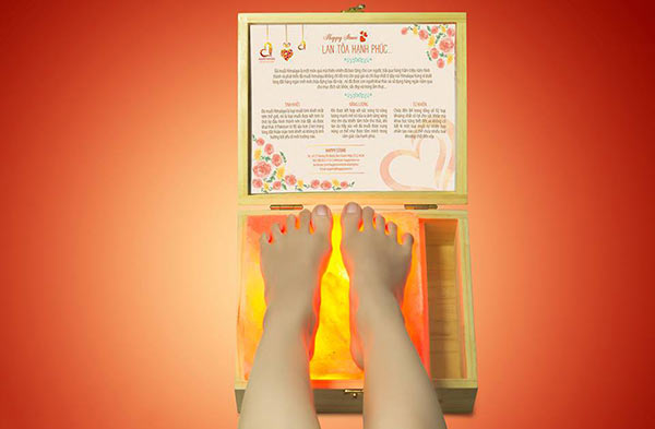 Đèn đá muối Massage chân Himalaya có tốt không? massage chan bang da muoi himalaya