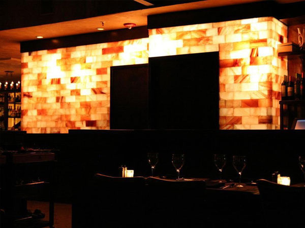 Đá muối Himalaya làm cho quầy quar lung linh, huyền ảo nhưng không kém phần cuốn hút